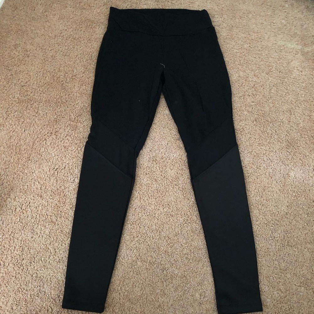 NWOT Tilly’s leggings in black w/ mesh on the knee